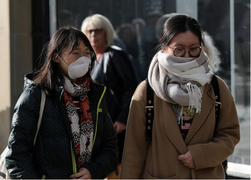 Hơn 200.000 ca mắc COVID-19, New York buộc dân đeo khẩu trang