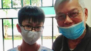 Bộ trưởng tặng bằng khen cho học sinh nhặt được 50 triệu đồng tìm người trả lại