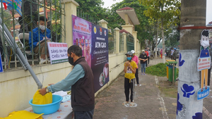 Học sinh chế tạo máy ATM phát gạo miễn phí cho người nghèo