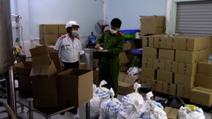 Triệt phá cơ sở sản xuất nước rửa tay khô không phép ở Hà Nội 