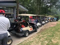 Xe điện nối đuôi nhau chở khách vào sân golf Đại Lải và Tam Đảo