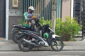 Xúc động hình ảnh ông bố shipper địu con đi giao hàng