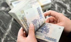 Sao doanh nghiệp giảm lương người lao động mà cán bộ, công chức lại không?
