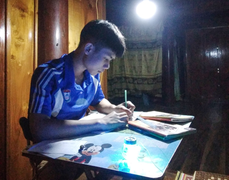 Học sinh vùng cao dựng lán trên đỉnh đồi để học online mùa dịch COVID-19