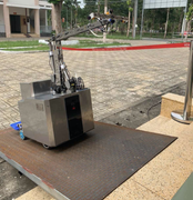 Cận cảnh robot khử khuẩn thay thế người ở bệnh viện điều trị COVID-19