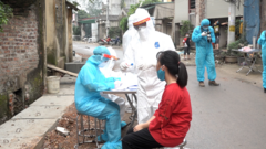 Video: Dân cư nơi có bệnh nhân 266 mắc COVID-19 xếp hàng chờ xét nghiệm