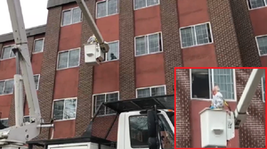 Cách ly COVID-19, quá nhớ vợ, cụ ông 88 tuổi leo cần cẩu 9m để gặp vợ qua cửa sổ