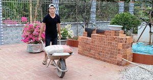 Diễn viên phim 'Nhà có 5 nàng tiên' làm vườn, sửa ống nước khi nghỉ tránh dịch