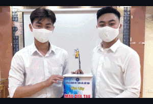 Hai sinh viên chế tạo máy rửa tay tự động chung sức chống dịch COVID-19