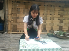 Trường tặng điện thoại thông minh giúp học sinh vùng cao học online