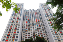 Video: Chung cư 'nhuộm đỏ' cờ Tổ quốc cổ vũ Việt Nam chiến thắng dịch COVID-19