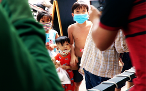 Video: 'Hô biến' nhà hàng thành quán cơm dã chiến, phục vụ người nghèo
