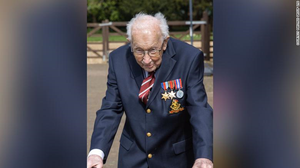 Cựu binh 99 tuổi đi bộ 100 vòng quanh vườn, gây quỹ 23 triệu USD chống COVID-19