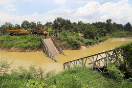 Xe chở quá tải cố vượt khiến cầu dân sinh gãy đôi