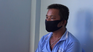 Bị nhắc không đeo khẩu trang, gã đàn ông cắn vào tay công an 