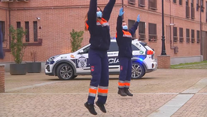 Tình nguyện viên Tây Ban Nha ca hát, nhảy múa cổ vũ cư dân cách ly vì COVID-19