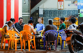 Cảnh tụ tập ăn nhậu trên hè phố Sài Gòn dịp cách ly xã hội