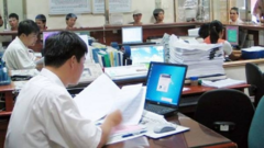 'Công chức như chúng tôi còn nghèo, giảm lương lấy gì sống?'