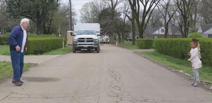 'Cuộc thi' nhảy đúng chuẩn giãn cách xã hội của 2 ông cháu làm dân Mỹ thích thú