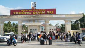 Vận động thu tiền cách ly trái quy định, 2 sĩ quan quân đội bị đình chỉ công tác