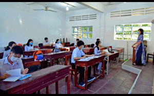 Ảnh: Học sinh ngồi theo hình chữ Z, chia 2 ca trong ngày đầu trở lại trường