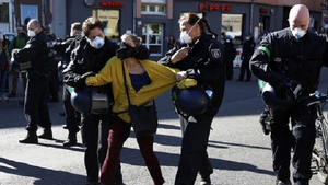 Cảnh sát Pháp, Đức mạnh tay dẹp biểu tình phản đối phong tỏa