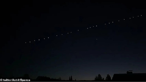 Ngoạn mục khoảnh khắc vệ tinh nối đuôi nhau di chuyển trên bầu trời