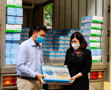 Trao yêu thương qua triệu hộp sữa theo cách của Cô Gái Hà Lan