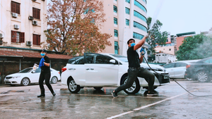 Diễn viên 'Cha cõng con' đóng MV hướng dẫn rửa xe trong mùa COVID-19