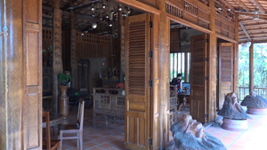 Vợ chồng miền Tây hơn 10 năm săn lùng gỗ dừa trăm tuổi dựng ngôi nhà độc đáo