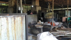 Video: Dân Quảng Nam chặn xe tải ra vào lò mỡ gây ô nhiễm