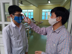 Học sinh đi học trở lại: Đo thân nhiệt trước cổng trường, ngồi cách nhau 2 mét