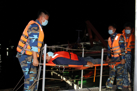 Cứu thành công ngư dân bị đột quỵ trên biển