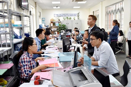 ‘Đừng nghĩ công chức ai cũng giàu vì tham nhũng, chúng tôi khó khăn lắm’