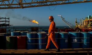 Vì sao giá dầu rẻ chưa từng có?