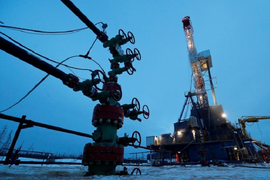 Giá dầu thấp nhất lịch sử: Không có chuyện mua xăng miễn phí