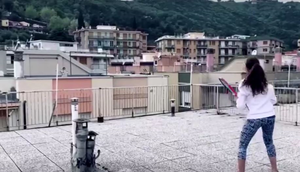 Video: Italy phong tỏa ngừa COVID-19, dân đánh tennis giữa hai tòa nhà 