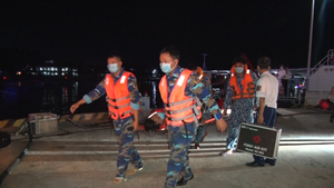 Video: Cảnh sát biển cấp cứu ngư dân bị đột quỵ trên biển