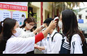 Ảnh: Học sinh Thanh Hoá xếp hàng đo thân nhiệt ngày đầu trở lại trường