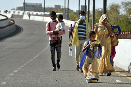 Bi kịch COVID-19 ở Ấn Độ: Bé gái 12 tuổi chết khi cuốc bộ gần 100 km về nhà