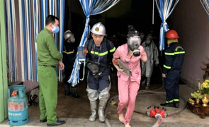 Cảnh sát cứu 4 người mắc kẹt trong đám cháy nhà nghỉ ở Hà Nội