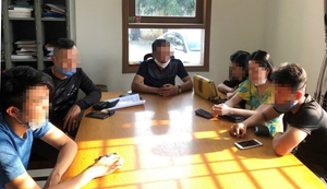 Phê ma túy, nhóm thanh niên chạy ô tô lạng lách trước chốt kiểm dịch COVID-19