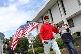 Hàng ngàn người Mỹ xuống đường phản đối lệnh phong tỏa ngừa COVID-19