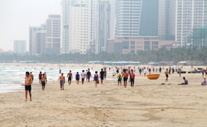 Ngày đầu hết cách ly, người Đà Nẵng đổ ra biển nô đùa với sóng 