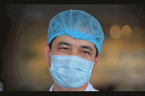 Bác sĩ tuyến đầu chống dịch COVID-19 mặc tã giấy khi làm việc