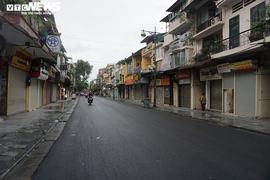 Ngày đầu dừng cách ly xã hội, hàng quán phố cổ Hà Nội vẫn im lìm