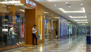 Ngày đầu hết cách ly, các cửa hàng trong trung tâm thương mại vắng ngắt 