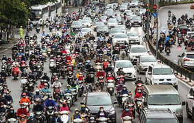 Đường phố Thủ đô đông như mắc cửi trong ngày đầu nới lỏng cách ly xã hội