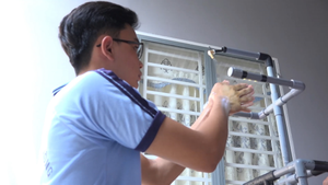 'Kỹ sư nhí' sáng chế máy rửa tay tự động phòng dịch COVID-19