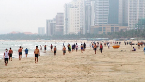 Video: Người Đà Nẵng ùn ùn đổ ra tắm biển ngày đầu hết cách ly